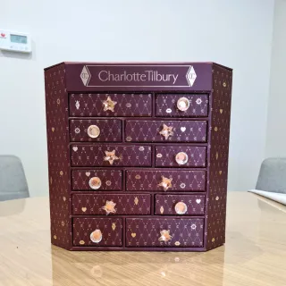 Joyero Charlotte Tilbury Octogonal Granate