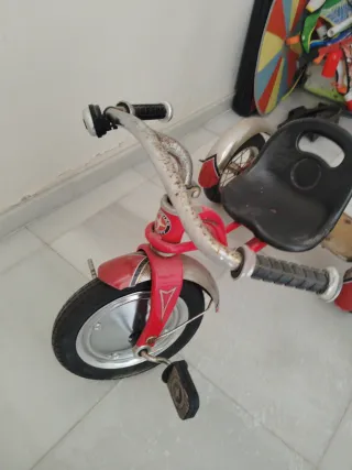 Triciclo infantil clásico rojo