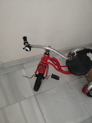 Triciclo infantil clásico rojo