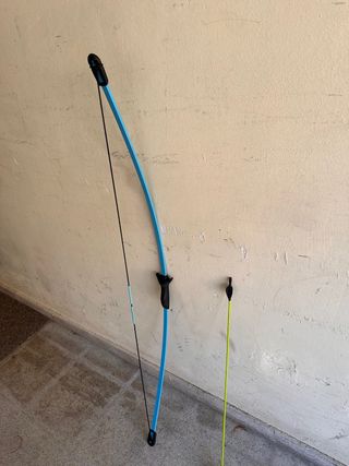 Arco y flecha de juguete azul