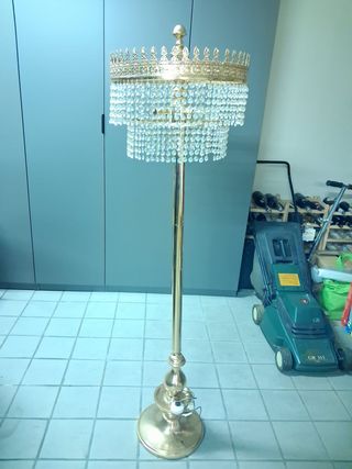 Lámpara de pie Malcar dorada con cristales