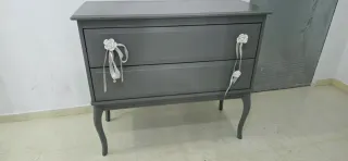 Comodini vintage grigi con maniglie floreali