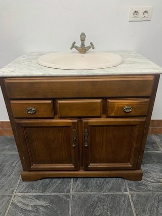 Mueble de baño con lavabo y espejo.