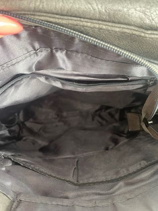 Mochila gris con cremalleras