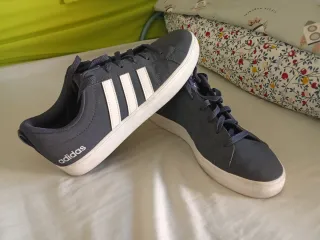 Zapatillas Adidas Grises y Blancas