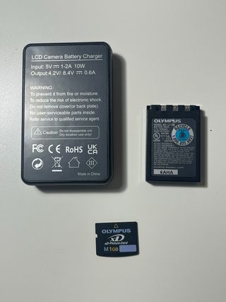 Cargador, Batería y Tarjeta para camara Olympus