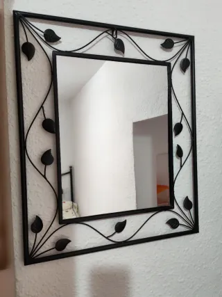 Espejo decorativo negro con hojas