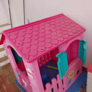 Casa de muñecas Barbie rosa y mesa merendero,