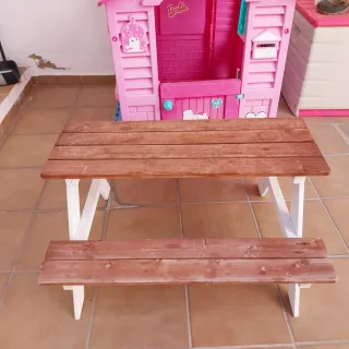 Casa de muñecas Barbie rosa y mesa merendero,