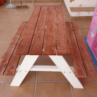 Casa de muñecas Barbie rosa y mesa merendero,