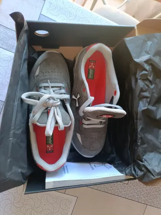 Zapatos grises y blancos