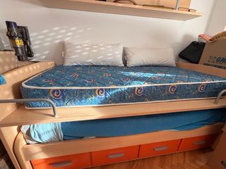 Cama juvenil con cajones y colchón, y escritorio