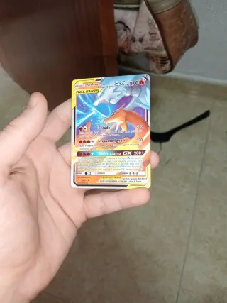 Carta Pokémon Reshiram y Charizard GX 2019