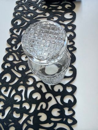 Barattolo di vetro intagliato