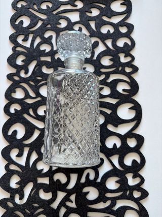 Barattolo di vetro intagliato