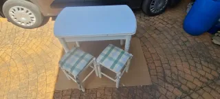 Mesa de cocina extensible blanca y taburetes