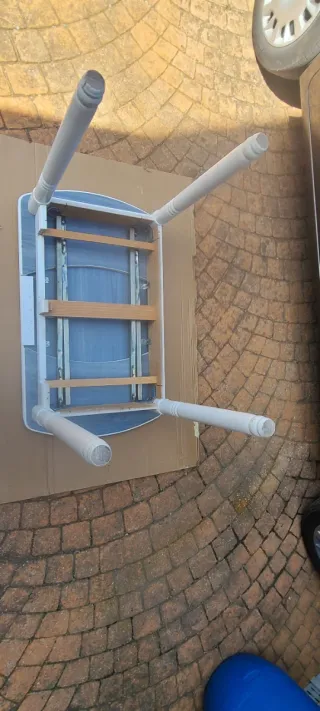 Mesa de cocina extensible blanca y taburetes