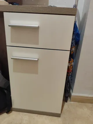 Mueble recibidor beige y marrón