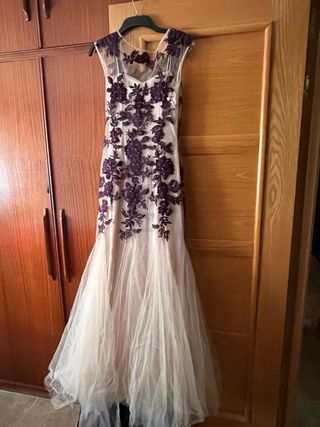 Vestido de fiesta morado y blanco