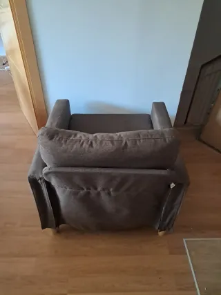 Sillón marrón de tela