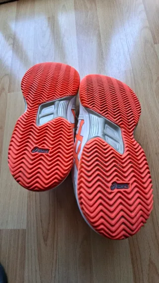 Zapatillas pádel Asics blancas y naranjas