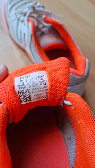 Zapatillas pádel Asics blancas y naranjas