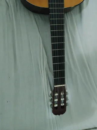 Guitarra Clásica Madera Natural con picaduras