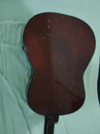 Guitarra Clásica Madera Natural con picaduras