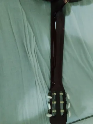 Guitarra Clásica Madera Natural con picaduras