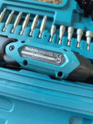 Atornillador Makita con accesorios