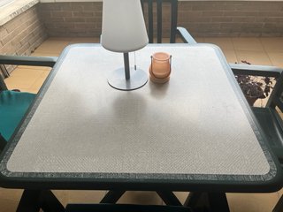 Conjunto mesa y 4 sillas de resina  jardín/terraza