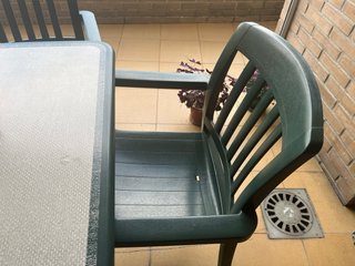 Conjunto mesa y 4 sillas de resina  jardín/terraza