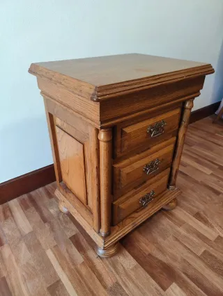 Mesita de noche de madera antigua