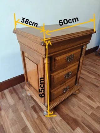 Mesita de noche de madera antigua