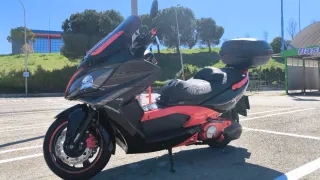 Kymco Maxi Scooter Negra/Roja Automática