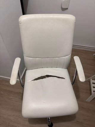 Scrivania bianca con cavalletti