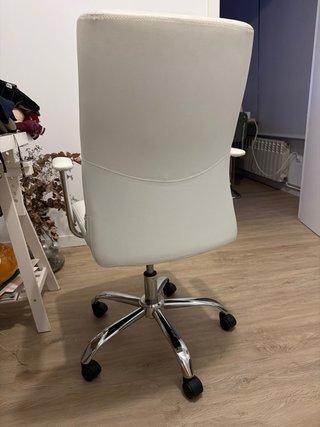 Scrivania bianca con cavalletti