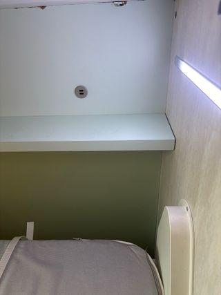 Cama abatible beige, blanco, gris.