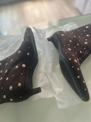 Botas Marrones con Tachuelas Doradas