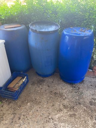 Tre bidoni blu da 200 L ciascuno