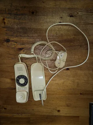 Teléfono analógico retro beige
