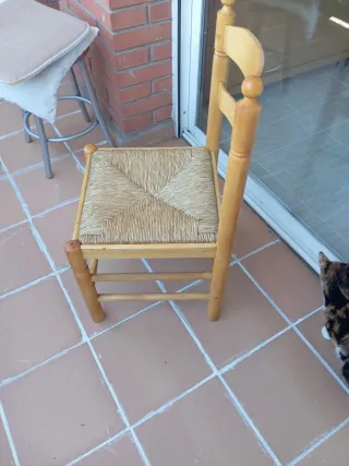Silla de madera y mimbre