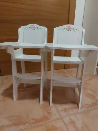 2 seggioloni giocattolo bianchi