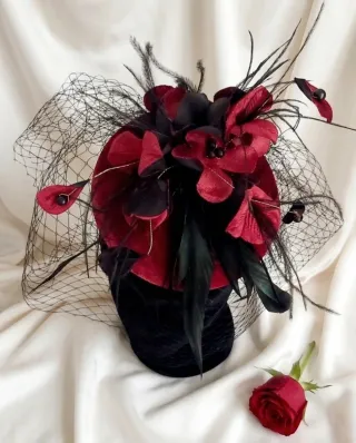 Tocado de fiesta rojo y negro