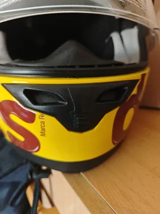 Casco de moto amarillo con donuts
