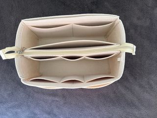 Organizador de bolso beige con bolsillos