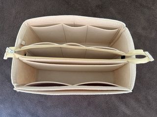 Organizador de bolso beige con bolsillos