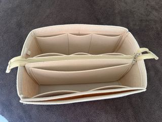 Organizador de bolso beige con bolsillos