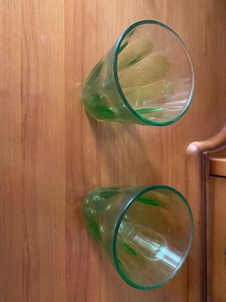 Vasos de cristal verdes