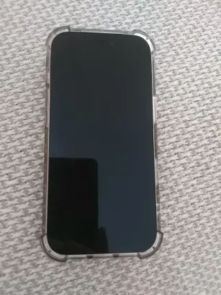 Móvil negro con funda transparente